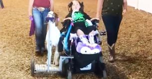 Ouders uit Iowa ontvangen boze brief wanneer de gehandicapte dochter van de ouders met geit als huisdier wint bij de braderie Ouders uit Iowa ontvangen boze brief wanneer de gehandicapte dochter van de ouders met geit als huisdier wint bij de braderie