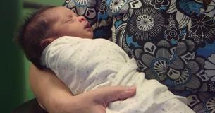 Ziekenhuizen hebben 'Baby Knuffelaars' nodig omdat veel pasgeborenen verslaafd zijn aan Opioïden Ziekenhuizen hebben 'Baby Knuffelaars' nodig omdat veel pasgeborenen verslaafd zijn aan Opioïden