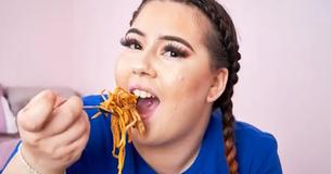 Une femme démissionne de son travail pour se filmer en train de manger des fast food et des plats chinois à emporter en ligne Une femme démissionne de son travail pour se filmer en train de manger des fast food et des plats chinois à emporter en ligne