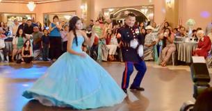 Un duo père et fille diverti leurs invités avec un medley de danse commençant avec Un duo père et fille diverti leurs invités avec un medley de danse commençant avec