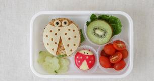 Mamãe prepara lanche para filho levar para a escola mas é devolvido por não ser saudável por causa de 3 biscoitinhos Mamãe prepara lanche para filho levar para a escola mas é devolvido por não ser saudável por causa de 3 biscoitinhos