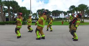 Estos bomberos nos muestran sus ardientes movimientos de baile Estos bomberos nos muestran sus ardientes movimientos de baile