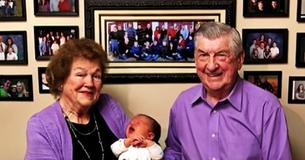 Casal celebra aniversário de 61 anos de casamento sendo avós de 100 netos Casal celebra aniversário de 61 anos de casamento sendo avós de 100 netos