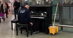 Un homme déguisé en concierge s'assoit zu' un piano et émerveille les passants avec une interprétation de Un homme déguisé en concierge s'assoit zu' un piano et émerveille les passants avec une interprétation de