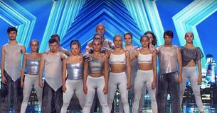 Une troupe de danse avec des personnes atteintes du syndrome de la trisomie impressionne le public avec un spectacle époustouflant Une troupe de danse avec des personnes atteintes du syndrome de la trisomie impressionne le public avec un spectacle époustouflant