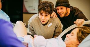 Une femme de 61 ans donne naissance à son propre petit-enfant pour que son fils et son mari aient leur propre bébé Une femme de 61 ans donne naissance à son propre petit-enfant pour que son fils et son mari aient leur propre bébé