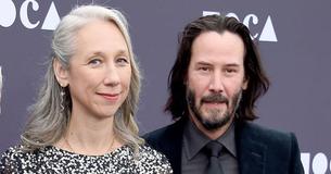 A namorada de Keanu Reeves, Alexandra Grant, não tinge o cabelo devido a ligações da tintura com o câncer de mama A namorada de Keanu Reeves, Alexandra Grant, não tinge o cabelo devido a ligações da tintura com o câncer de mama
