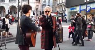 Pedestrian Steals Street Musician's Mic And Begins Singing But It Turns Out It Was Rod Stewart Pedestrian Steals Street Musician's Mic And Begins Singing But It Turns Out It Was Rod Stewart