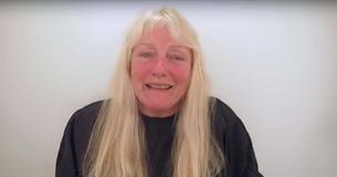 Mom With Long White Hair Looks Like Her Daughter After Receiving Beautiful Makeover Mom With Long White Hair Looks Like Her Daughter After Receiving Beautiful Makeover