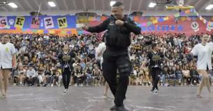 Des adolescents applaudissent le moment fort d'un policier de l'école montrant ses pas de danse lors de la dernière journée de travail Des adolescents applaudissent le moment fort d'un policier de l'école montrant ses pas de danse lors de la dernière journée de travail