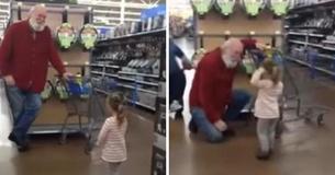 Un homme barbu à l'épicerie a été pris pour le père Noël par une fillette de deux ans Un homme barbu à l'épicerie a été pris pour le père Noël par une fillette de deux ans
