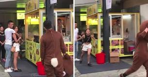 Hombre viaja 2.400 kilómetros para sorprender a su novia vestido en un traje de osito, y la pilla en brazos de otro hombre Hombre viaja 2.400 kilómetros para sorprender a su novia vestido en un traje de osito, y la pilla en brazos de otro hombre