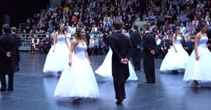 Estudantes apresentam número de dança tradicional incrível em baile de formatura Estudantes apresentam número de dança tradicional incrível em baile de formatura