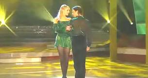 Percursionistas se juntam a dançarinos de Riverdance Irlandeses para marcante apresentação tradicional Percursionistas se juntam a dançarinos de Riverdance Irlandeses para marcante apresentação tradicional