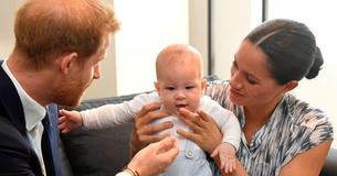 Meghan e Harry divulgam uma nova imagem do bebê Archie no Canadá Meghan e Harry divulgam uma nova imagem do bebê Archie no Canadá