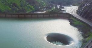Homem curioso voa seu drone para dentro de buraco no Lago Berryessa, na Califórnia Homem curioso voa seu drone para dentro de buraco no Lago Berryessa, na Califórnia