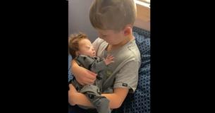 Un niño de seis años le canta '10.000 Hours' a su hermanito con síndrome de Down Un niño de seis años le canta '10.000 Hours' a su hermanito con síndrome de Down