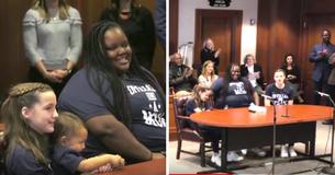 Une femme Afro-Américaine qui a adopté trois enfants blancs se penche sur les perceptions du public Une femme Afro-Américaine qui a adopté trois enfants blancs se penche sur les perceptions du public