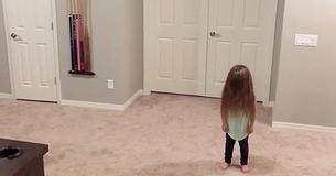Une fille commence à danser et est ensuite rejointe par ses 3 frères pour danser pendant que leur mère filme Une fille commence à danser et est ensuite rejointe par ses 3 frères pour danser pendant que leur mère filme