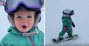 Une fillette d'un an ne s'arrête plus de sourire alors qu'elle se défoule sur son minuscule snowboard Une fillette d'un an ne s'arrête plus de sourire alors qu'elle se défoule sur son minuscule snowboard
