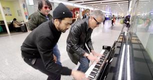 Trois hommes attirent la foule alors qu'ils jouent du piano à l'aéroport d'Heathrow Trois hommes attirent la foule alors qu'ils jouent du piano à l'aéroport d'Heathrow