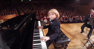 Garoto toca Mozart em orquestra adulta e leva platéia a ovacioná-lo de pé Garoto toca Mozart em orquestra adulta e leva platéia a ovacioná-lo de pé