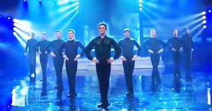 Essa dança Riverdance alcançou um novo nível quando as precursões começam a tocar Essa dança Riverdance alcançou um novo nível quando as precursões começam a tocar