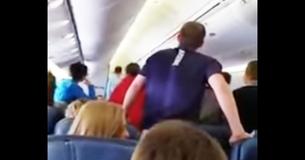 Coral do ensino média fica de pé e canta enquanto soldado abatido é levado para fora de avião Coral do ensino média fica de pé e canta enquanto soldado abatido é levado para fora de avião