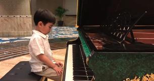 5-Year-Old Boy Sits At Piano To Play Chopin’s Minute Waltz 5-Year-Old Boy Sits At Piano To Play Chopin’s Minute Waltz