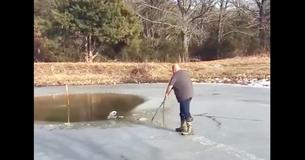 Man loopt over dun ijs met enkel een touw om de hond van de buurman te redden die gevangen zit in een bevroren vijver. Man loopt over dun ijs met enkel een touw om de hond van de buurman te redden die gevangen zit in een bevroren vijver.