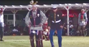 Marinier sluit zich aan bij inheemse Amerikanen voor traditionele dans Marinier sluit zich aan bij inheemse Amerikanen voor traditionele dans