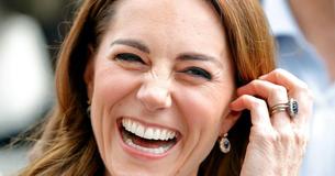 Kate Middleton indossa tre anelli, compreso l'anello di fidanzamento con lo zaffiro della principessa Diana Kate Middleton indossa tre anelli, compreso l'anello di fidanzamento con lo zaffiro della principessa Diana