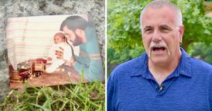 Un père fait adopter son bébé et apprend des décennies plus tard qu'ils se connaissent depuis des années Un père fait adopter son bébé et apprend des décennies plus tard qu'ils se connaissent depuis des années