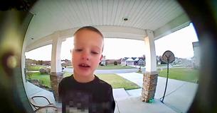 Un enfant appelle son père au travail par le biais d'une sonnette vidéo pour demander de l'aide afin de trouver sa chaîne de télé préférée Un enfant appelle son père au travail par le biais d'une sonnette vidéo pour demander de l'aide afin de trouver sa chaîne de télé préférée