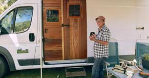 Mulher de 64 anos transforma van de camping em uma pequena casa sobre rodas para viajar e viver nela Mulher de 64 anos transforma van de camping em uma pequena casa sobre rodas para viajar e viver nela