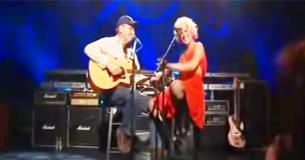 Pink's War Veteran Dad Joins Her On Stage For Performance Pink's War Veteran Dad Joins Her On Stage For Performance