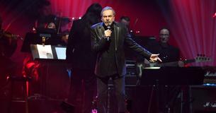 Neil Diamond Gives Surprise Performance Two Years After Retirement Due To Parkinson's Disease Neil Diamond Gives Surprise Performance Two Years After Retirement Due To Parkinson's Disease
