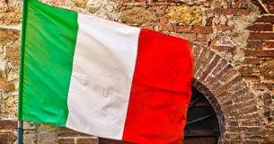 L'Italie honore ses médecins avec des applaudissements de midi L'Italie honore ses médecins avec des applaudissements de midi