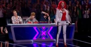 Il pubblico si pente rapidamente di aver sorriso della donna dai capelli rossi quando si esibisce in una cover strabiliante dei Queen Il pubblico si pente rapidamente di aver sorriso della donna dai capelli rossi quando si esibisce in una cover strabiliante dei Queen