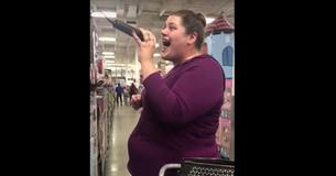 Moeder wordt zingende sensatie na geïmproviseerde karaoke bij de Action Moeder wordt zingende sensatie na geïmproviseerde karaoke bij de Action