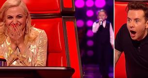 Un bambino canta una classica canzone di John Denver e conquista il pubblico sin dalla prima nota Un bambino canta una classica canzone di John Denver e conquista il pubblico sin dalla prima nota