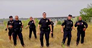 Des policiers canadiens relèvent le défi de la synchronisation des lèvres sous les rythmes de la chanson des Backstreet Boys Des policiers canadiens relèvent le défi de la synchronisation des lèvres sous les rythmes de la chanson des Backstreet Boys