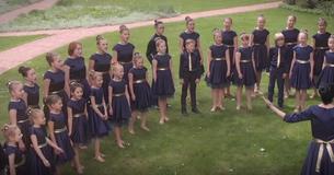 Un coro di bambini canta una versione di Un coro di bambini canta una versione di