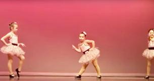 Una bimba balla sulle note di Una bimba balla sulle note di