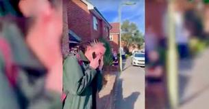 British Paramedic Starts Crying On Way To Work As Street Claps To Show Appreciation British Paramedic Starts Crying On Way To Work As Street Claps To Show Appreciation