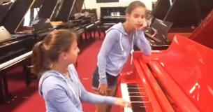 Due gemelle si uniscono al pianoforte e fanno impazzire tutti Due gemelle si uniscono al pianoforte e fanno impazzire tutti