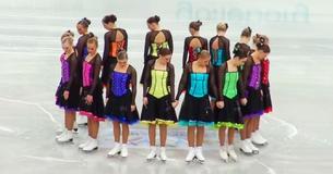 16 pattinatrici stupiscono tutti al campionato di pattinaggio artistico con una coreografia meravigliosamente complessa 16 pattinatrici stupiscono tutti al campionato di pattinaggio artistico con una coreografia meravigliosamente complessa