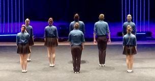 Un gruppo di ballerini di tip tap batte tutti i concorrenti grazie ai suoi passi straordinari Un gruppo di ballerini di tip tap batte tutti i concorrenti grazie ai suoi passi straordinari