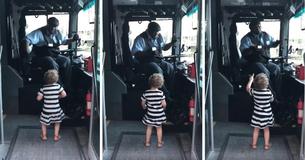 L'autista di un autobus balla spontaneamente con una bambina che gli fa vedere le sue mosse L'autista di un autobus balla spontaneamente con una bambina che gli fa vedere le sue mosse