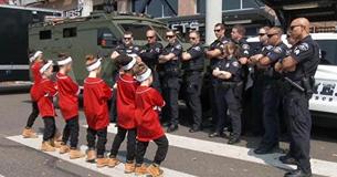 Polícia de recebe reclamação de barulho de pequenas dançarinas e transformam o caso em uma 'Batalha de Dança' em programa de TV Polícia de recebe reclamação de barulho de pequenas dançarinas e transformam o caso em uma 'Batalha de Dança' em programa de TV